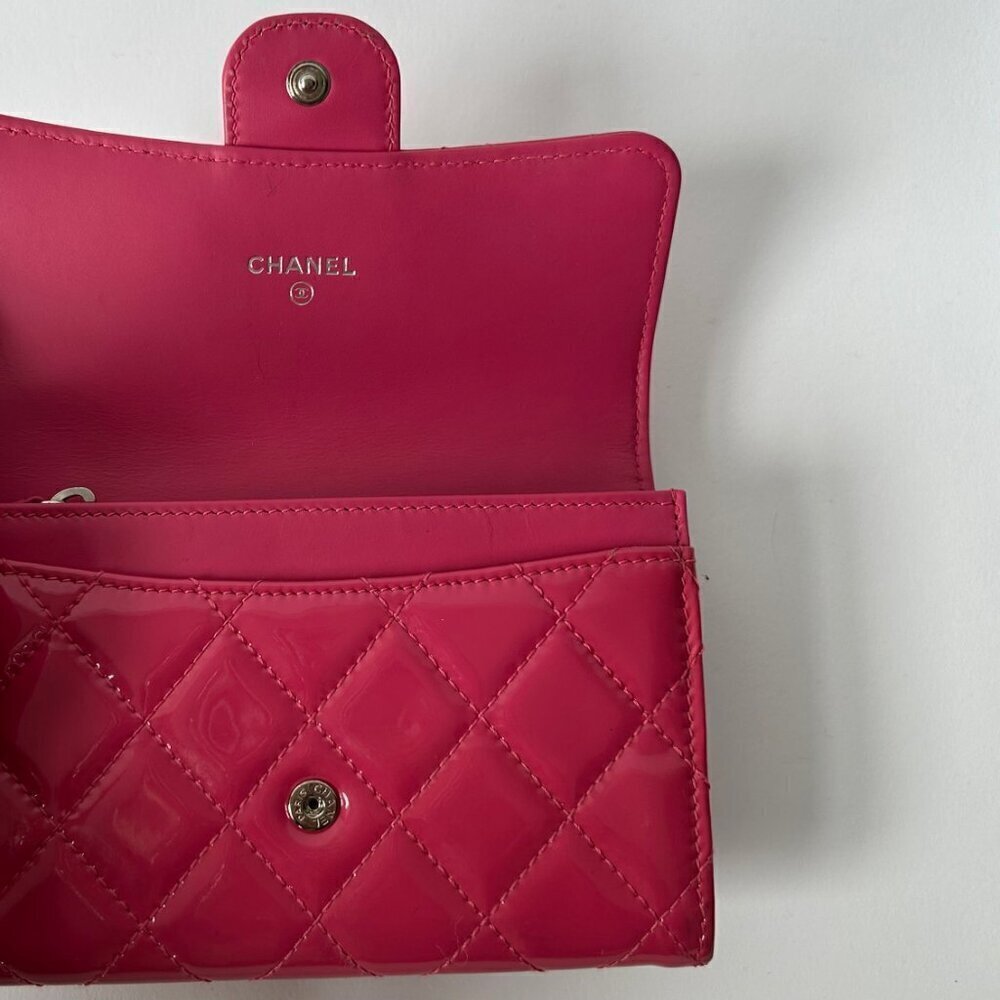 CHANEL QUILTED PATENT LEATHER FLAP ZIP CLASSIC WALLET FUSCHIA CC LOGO - Picture 9 of 13